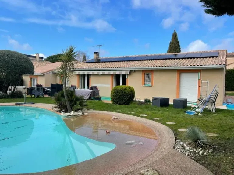 Maison aux encadrements et volets repeints côté piscine