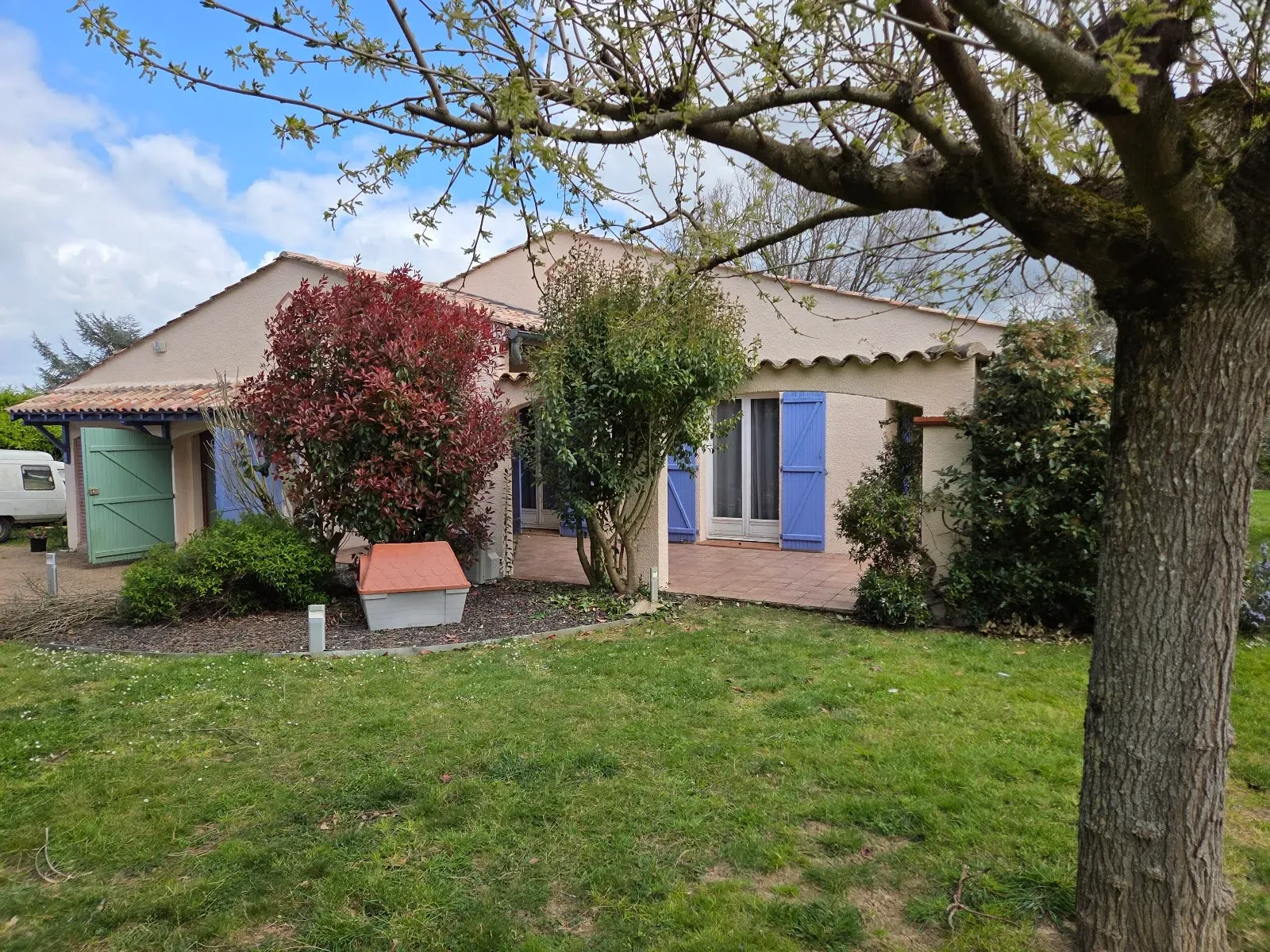 Maison aux volets bleus rénovés