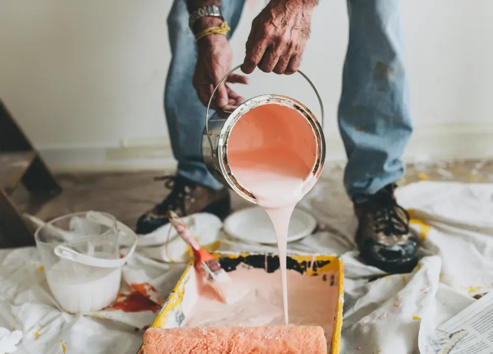 Mike Artisan Peintre prépare sa peinture sur un chantier
