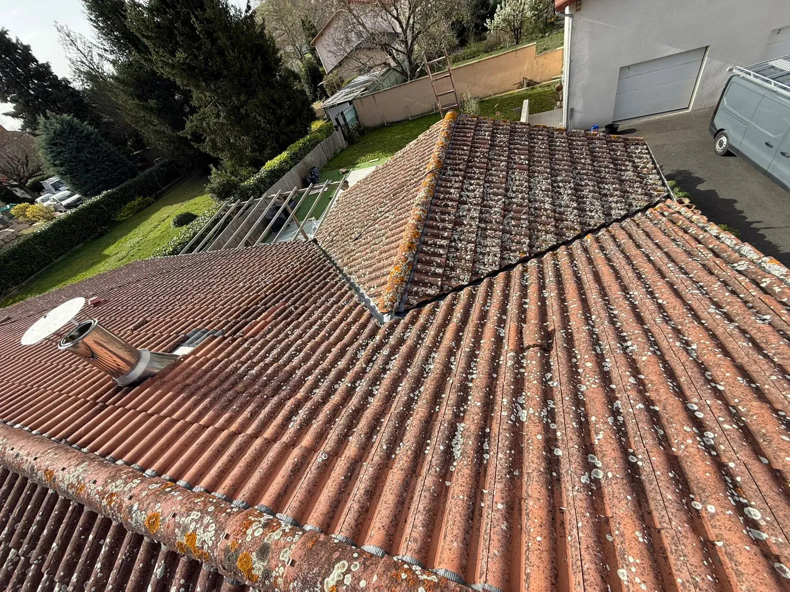 Toiture envahie par la mousse avant nettoyage, chantier à Pibrac